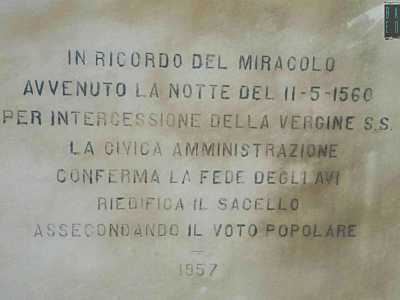 Il dipinto in legno della Vergine � accompagnata da un targa che commemora il miracolo del 1560